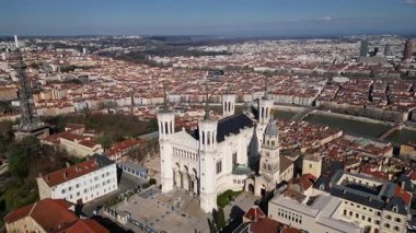 Fransa, Lyon 'daki Notre-Dame de Fourviere Bazilikası, açık mavi gökyüzü, ikonik yapı ve dini mimari, aşağıdan panoramik manzara