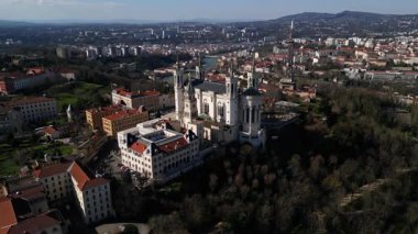 Fransa, Lyon 'daki Notre-Dame de Fourviere Bazilikası, açık mavi gökyüzü, ikonik yapı ve dini mimari, aşağıdan panoramik manzara