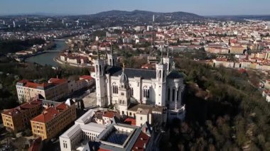 Fransa, Lyon 'daki Notre-Dame de Fourviere Bazilikası, açık mavi gökyüzü, ikonik yapı ve dini mimari, aşağıdan panoramik manzara