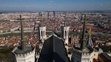 Fransa, Lyon 'daki Notre-Dame de Fourviere Bazilikası, açık mavi gökyüzü, ikonik yapı ve dini mimari, aşağıdan panoramik manzara