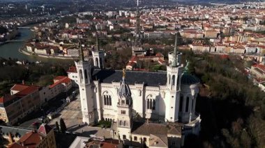 Fransa, Lyon 'daki Notre-Dame de Fourviere Bazilikası, açık mavi gökyüzü, ikonik yapı ve dini mimari, aşağıdan panoramik manzara
