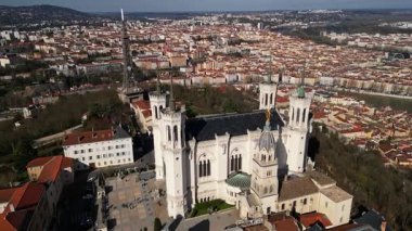 Fransa, Lyon 'daki Notre-Dame de Fourviere Bazilikası, açık mavi gökyüzü, ikonik yapı ve dini mimari, aşağıdan panoramik manzara