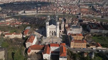 Fransa, Lyon 'daki Notre-Dame de Fourviere Bazilikası, açık mavi gökyüzü, ikonik yapı ve dini mimari, aşağıdan panoramik manzara