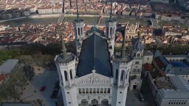 Fransa, Lyon 'daki Notre-Dame de Fourviere Bazilikası, açık mavi gökyüzü, ikonik yapı ve dini mimari, aşağıdan panoramik manzara