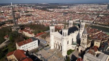 Fransa, Lyon 'daki Notre-Dame de Fourviere Bazilikası, açık mavi gökyüzü, ikonik yapı ve dini mimari, aşağıdan panoramik manzara
