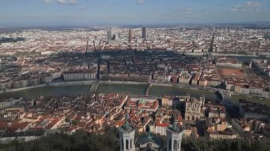 Fransa, Lyon 'daki Notre-Dame de Fourviere Bazilikası, açık mavi gökyüzü, ikonik yapı ve dini mimari, aşağıdan panoramik manzara
