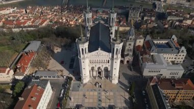 Fransa, Lyon 'daki Notre-Dame de Fourviere Bazilikası, açık mavi gökyüzü, ikonik yapı ve dini mimari, aşağıdan panoramik manzara