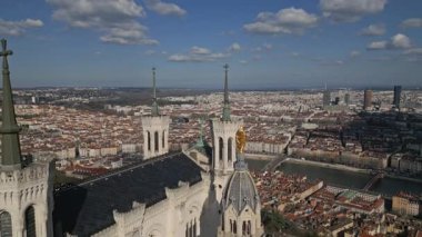 Fransa, Lyon 'daki Notre-Dame de Fourviere Bazilikası, açık mavi gökyüzü, ikonik yapı ve dini mimari, aşağıdan panoramik manzara