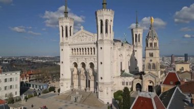  Fransa, Lyon 'daki Notre-Dame de Fourvire Bazilikası, aşağıdan bakıldığında tarihi bir gün ve ikonik şehir simgesi mavi gökyüzü altında.