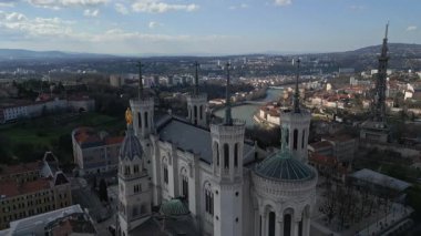  Fransa, Lyon 'daki Notre-Dame de Fourvire Bazilikası, aşağıdan bakıldığında tarihi bir gün ve ikonik şehir simgesi mavi gökyüzü altında.