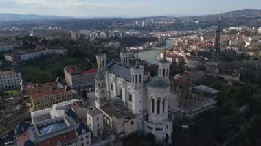  Fransa, Lyon 'daki Notre-Dame de Fourvire Bazilikası, aşağıdan bakıldığında tarihi bir gün ve ikonik şehir simgesi mavi gökyüzü altında.
