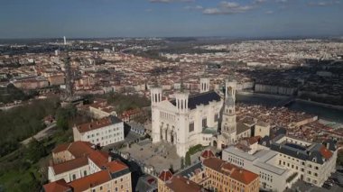  Fransa, Lyon 'daki Notre-Dame de Fourvire Bazilikası, aşağıdan bakıldığında tarihi bir gün ve ikonik şehir simgesi mavi gökyüzü altında.
