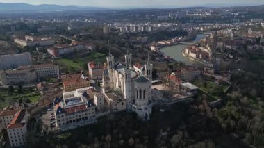  Fransa, Lyon 'daki Notre-Dame de Fourvire Bazilikası, aşağıdan bakıldığında tarihi bir gün ve ikonik şehir simgesi mavi gökyüzü altında.