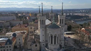  Fransa, Lyon 'daki Notre-Dame de Fourvire Bazilikası, aşağıdan bakıldığında tarihi bir gün ve ikonik şehir simgesi mavi gökyüzü altında.