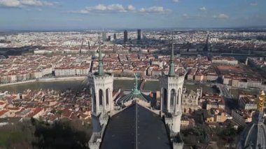  Fransa, Lyon 'daki Notre-Dame de Fourvire Bazilikası, aşağıdan bakıldığında tarihi bir gün ve ikonik şehir simgesi mavi gökyüzü altında.