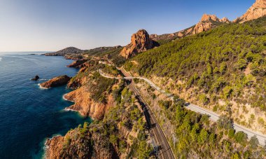 Mavi Akdeniz, Fransız Rivierası, Fransa üzerindeki Esterel Dağları ve dolambaçlı kıyı yolunun havadan görünüşü