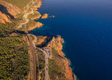 Mavi Akdeniz, Fransız Rivierası, Fransa üzerindeki Esterel Dağları ve dolambaçlı kıyı yolunun havadan görünüşü