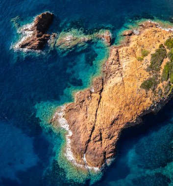 Esterel Dağları 'nın muhteşem panoramik manzarası Akdeniz, Fransız Rivierası, Güney Fransa, dramatik kıyı şeridi, engebeli uçurumlar, manzaralı deniz manzarası