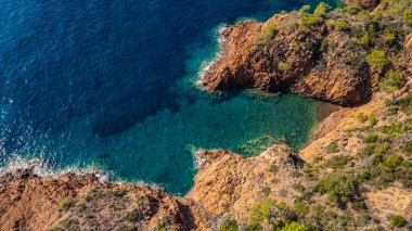 Esterel Dağları 'nın muhteşem panoramik manzarası Akdeniz, Fransız Rivierası, Güney Fransa, dramatik kıyı şeridi, engebeli uçurumlar, manzaralı deniz manzarası
