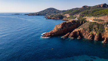 Esterel Dağları 'nın muhteşem panoramik manzarası Akdeniz, Fransız Rivierası, Güney Fransa, dramatik kıyı şeridi, engebeli uçurumlar, manzaralı deniz manzarası