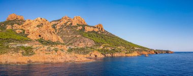 Esterel Dağları 'nın panoramik hava manzarası ve Akdeniz üzerindeki dolambaçlı kıyı yolu, Fransız Rivierası, Fransa