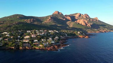 Saint Raphael, Fransız Rivierası yakınlarındaki Esterel Dağları 'ndaki Antheor Viaduct' ın hava panoramik manzarası, Akdeniz manzarası ve güneş doğarken Cote dAzur kıyı şeridi boyunca lüks villalar.
