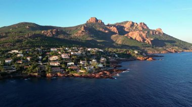 Saint Raphael, Fransız Rivierası yakınlarındaki Esterel Dağları 'ndaki Antheor Viaduct' ın hava panoramik manzarası, Akdeniz manzarası ve güneş doğarken Cote dAzur kıyı şeridi boyunca lüks villalar.