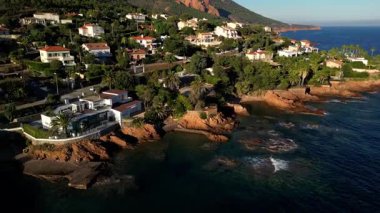 Saint Raphael yakınlarındaki Esterel Dağları 'nın hava panoramik manzarası, Fransız Rivierası, Akdeniz' i ve Cote dAzur kıyısındaki lüks villaları gösteriyor.