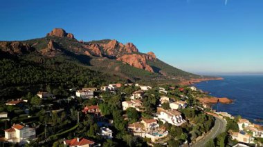 Saint Raphael yakınlarındaki Esterel Dağları 'nın hava panoramik manzarası, Fransız Rivierası, Akdeniz' i ve Cote dAzur kıyısındaki lüks villaları gösteriyor.