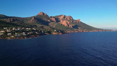 Cannes ve Saint-Raphael arasında Akdeniz kıyısındaki Massif de L 'Esterel' de dramatik dağlar, çarpıcı kıyı şeridi ve denize bakan lüks villalar var.