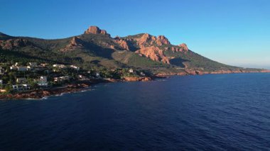 Cannes ve Saint-Raphael arasında Akdeniz kıyısındaki Massif de L 'Esterel' de dramatik dağlar, çarpıcı kıyı şeridi ve denize bakan lüks villalar var.