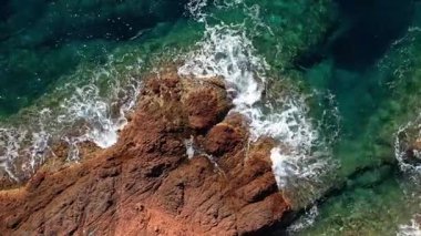 Akdeniz üzerindeki Esterel kızıl kayalıklarının panoramik hava manzarası, Fransız Rivierası, Güney Fransa