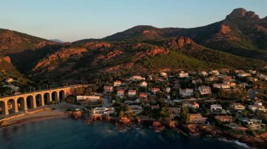Saint Raphael, Fransız Rivierası yakınlarındaki Esterel Dağları 'ndaki Antheor Viaduct' ın hava panoramik manzarası, Akdeniz manzarası ve güneş doğarken Cote dAzur kıyı şeridi boyunca lüks villalar.