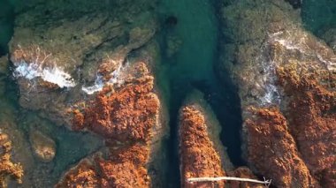 Esterel uçurumlarının ve turkuvaz Akdeniz 'deki kayaların, temiz su ve doğal dokulara sahip engebeli kıyı şeridinin, sinematik manzara görüntülerinin insansız hava aracı görüntüleri.