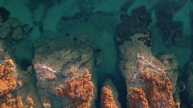 Esterel uçurumlarının ve turkuvaz Akdeniz 'deki kayaların, temiz su ve doğal dokulara sahip engebeli kıyı şeridinin, sinematik manzara görüntülerinin insansız hava aracı görüntüleri.