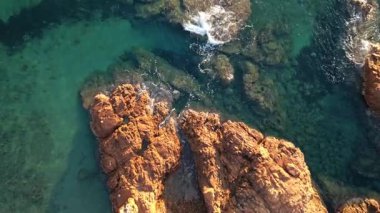 Esterel uçurumlarının ve turkuvaz Akdeniz 'deki kayaların, temiz su ve doğal dokulara sahip engebeli kıyı şeridinin, sinematik manzara görüntülerinin insansız hava aracı görüntüleri.