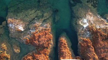 Esterel uçurumlarının ve turkuvaz Akdeniz 'deki kayaların, temiz su ve doğal dokulara sahip engebeli kıyı şeridinin, sinematik manzara görüntülerinin insansız hava aracı görüntüleri.