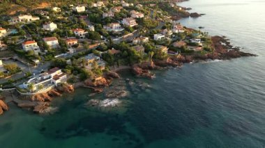 Saint Raphael, Fransız Rivierası yakınlarındaki Esterel Dağları 'ndaki Antheor Viaduct' ın hava panoramik manzarası, Akdeniz manzarası ve güneş doğarken Cote dAzur kıyı şeridi boyunca lüks villalar.