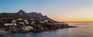 Saint Raphael yakınlarındaki Esterel Dağları 'nın hava panoramik manzarası, Fransız Rivierası, Akdeniz' i ve Cote dAzur kıyısındaki lüks villaları gösteriyor.