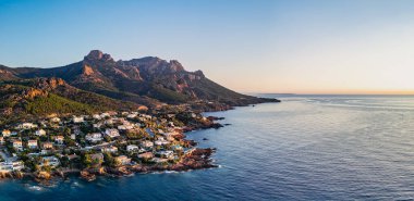Saint Raphael yakınlarındaki Esterel Dağları 'nın hava panoramik manzarası, Fransız Rivierası, Akdeniz' i ve Cote dAzur kıyısındaki lüks villaları gösteriyor.