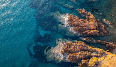 Esterel uçurumlarının ve turkuvaz Akdeniz 'deki kayaların, temiz su ve doğal dokulara sahip engebeli kıyı şeridinin, sinematik manzara görüntülerinin insansız hava aracı görüntüleri.