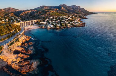 Saint Raphael, Fransız Rivierası yakınlarındaki Esterel Dağları 'ndaki Antheor Viaduct' ın hava panoramik manzarası, Akdeniz manzarası ve güneş doğarken Cote dAzur kıyı şeridi boyunca lüks villalar.
