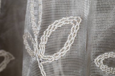 Saf perde kumaşı, zarif işlemeli yaprak deseni, ev dekorasyonu konsepti.