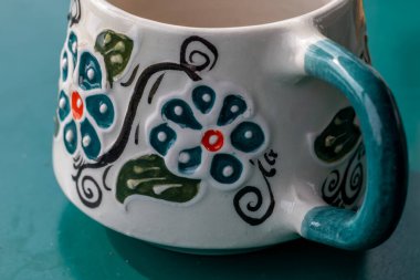 Geleneksel Türk çiçek desenli el yapımı seramik kupanın yakın çekimi