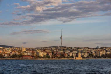 İstanbul Asyalı tarafında Camlica Kulesi, camiler ve gün batımında Bakire Kulesi var