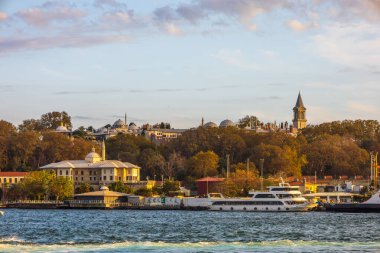 Topkapı Sarayı ve Seraglio Noktası, altın saat günbatımında Boğaz 'dan yükseliyor.