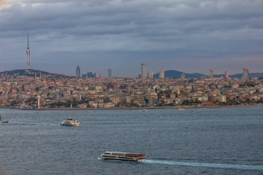 İstanbul Boğazı 'nın panoramik manzarası ve feribot ve Camlica Kulesi ile Asya tarafının silueti