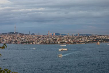 İstanbul Boğazı 'nın panoramik manzarası ve feribot ve Camlica Kulesi ile Asya tarafının silueti