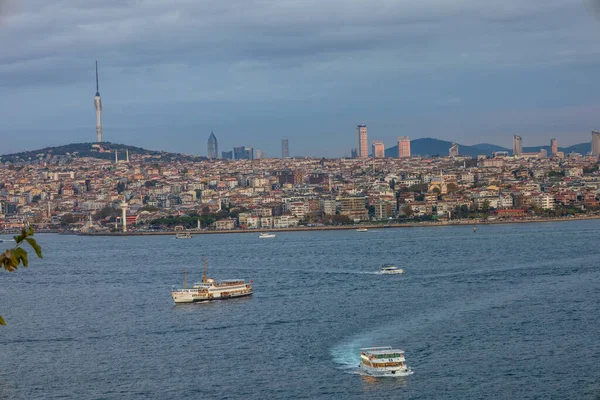İstanbul Boğazı 'nın panoramik manzarası ve feribot ve Camlica Kulesi ile Asya tarafının silueti
