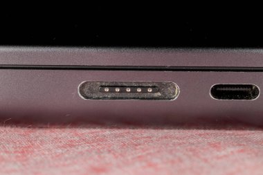 Bir dizüstü bilgisayarın ve USB-C bağlantı portlarının makro görüntüsü.